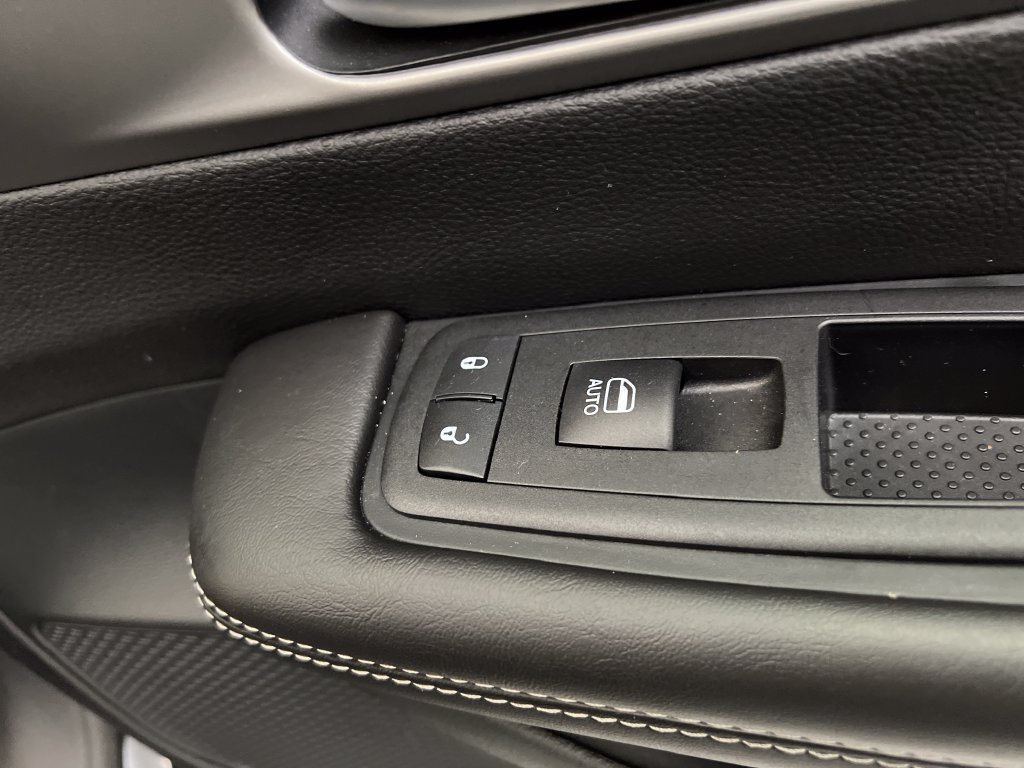Used 2027 Chrysler Pacifica Select FWD image 40