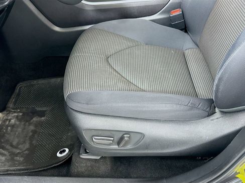 Used 2024 Toyota Highlander LE image 19