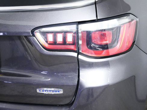 Used 2018 Jeep Compass Latitude w/ Popular Equipment Group image 17