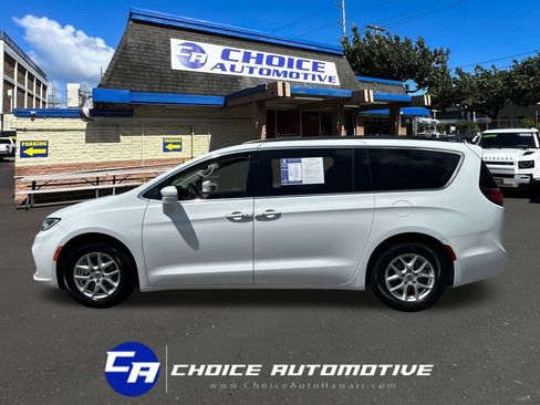 Used 2022 Chrysler Pacifica Touring-L FWD image 3