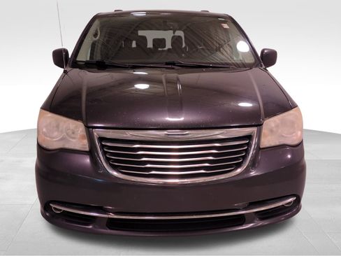 Used 2014 Chrysler Town & Country Touring image 8