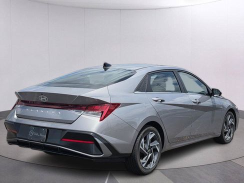 Used 2025 Hyundai Elantra SEL FWD image 5