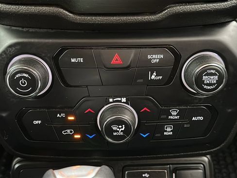 Used 2021 Jeep Renegade Latitude w/ Convenience Group AWD/4WD image 26