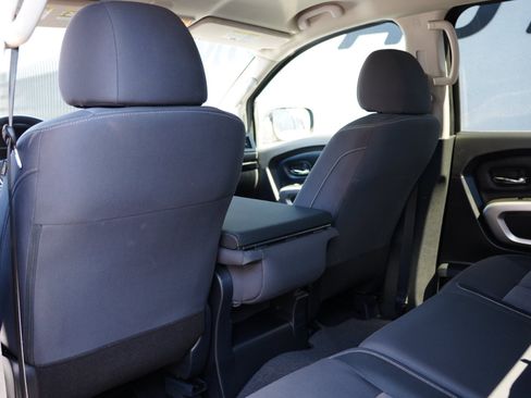Used 2022 Nissan Titan SV image 12