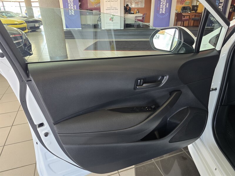 Used 2025 Toyota Corolla LE FWD image 7