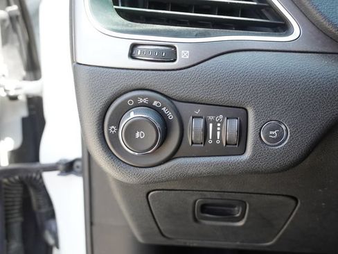 Used 2019 Jeep Cherokee Latitude Plus w/ Comfort/Convenience Group FWD image 17