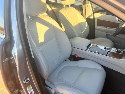 Used 2015 Jaguar XF Premium image 21