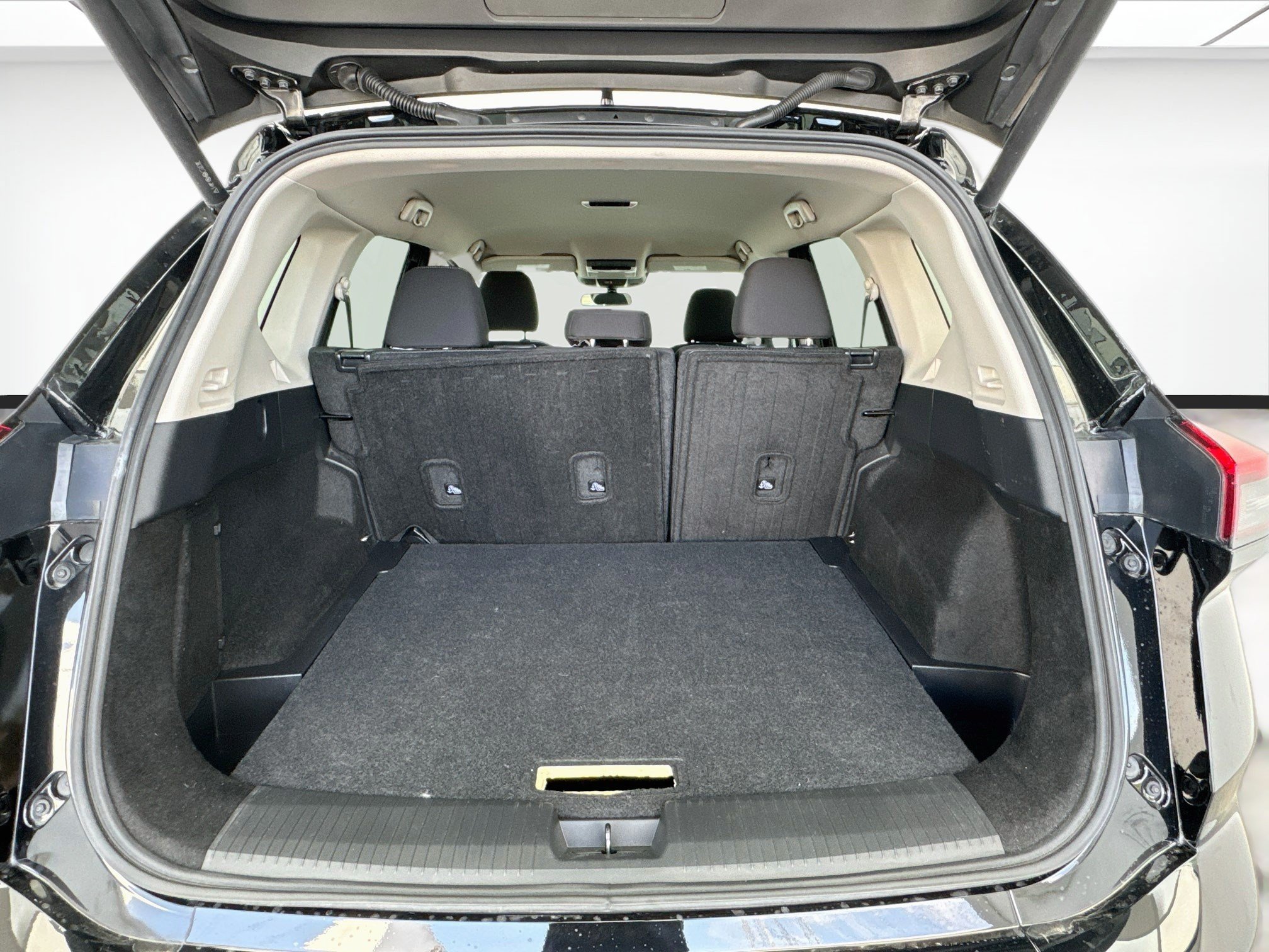Used 2025 Nissan Rogue SV FWD image 17