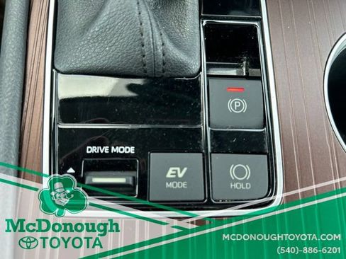 Used 2023 Toyota Sienna XLE FWD image 21