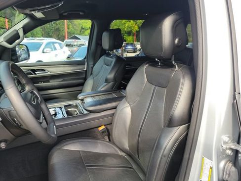 Used 2024 Jeep Wagoneer L Series II w/ Flexible Seating Group AWD/4WD image 19
