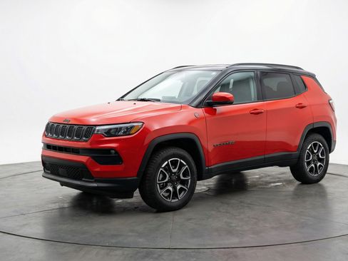 Used 2025 Jeep Compass Trailhawk image 3