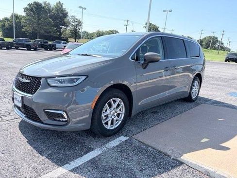 Used 2023 Chrysler Pacifica Touring-L FWD image 4