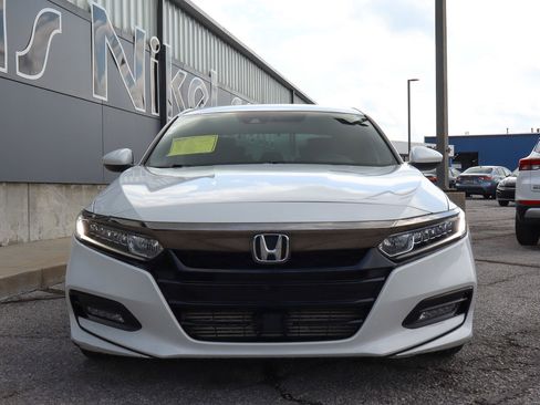 Used 2018 Honda Accord Sport image 2