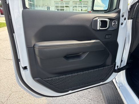 New 2026 Jeep Wrangler Unlimited Sahara AWD/4WD image 8