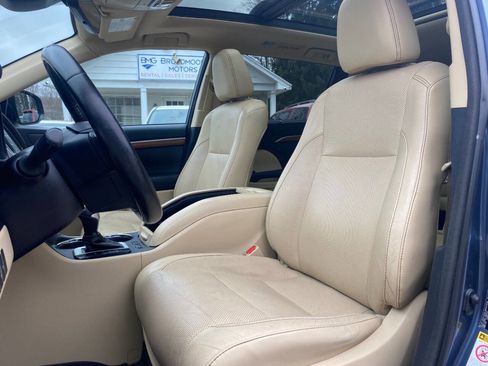 Used 2017 Toyota Highlander AWD V6 image 10