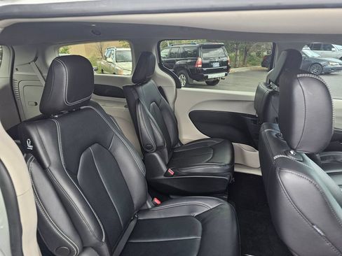 Used 2022 Chrysler Pacifica Touring-L FWD image 15