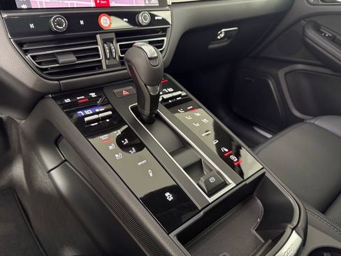 Certified 2025 Porsche Macan S image 32