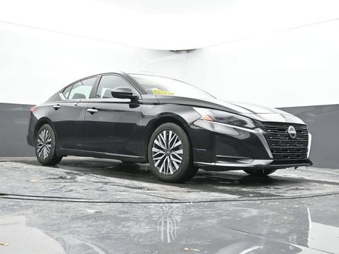 Used 2024 Nissan Altima 2.5 SV FWD image 42