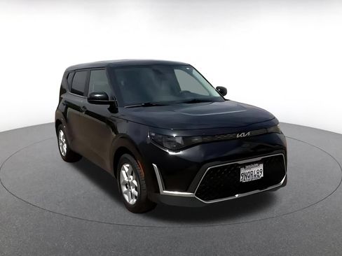 Used 2025 Kia Soul LX w/ LX Technology Package FWD image 3