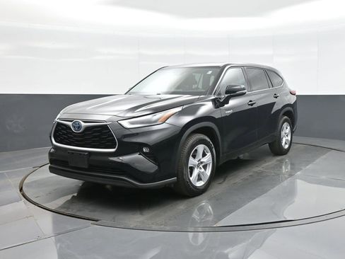 Certified 2021 Toyota Highlander LE image 3