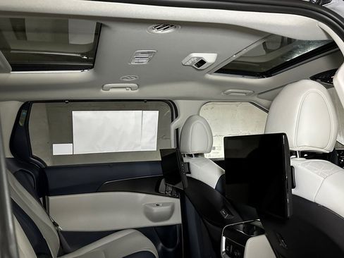 New 2025 Kia Carnival SX image 18