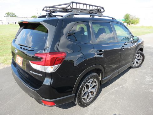 Used 2020 Subaru Forester Premium image 6