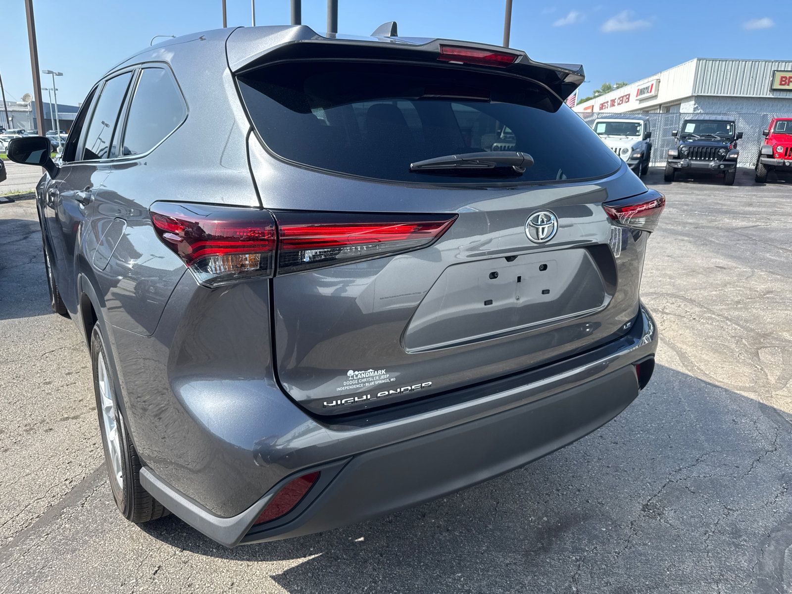 Used 2025 Toyota Highlander LE FWD image 4