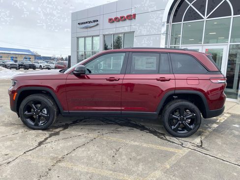 Used 2025 Jeep Grand Cherokee Altitude AWD/4WD image 2