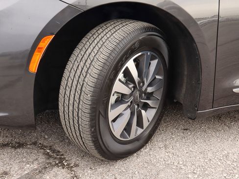 Used 2023 Chrysler Pacifica Limited image 17