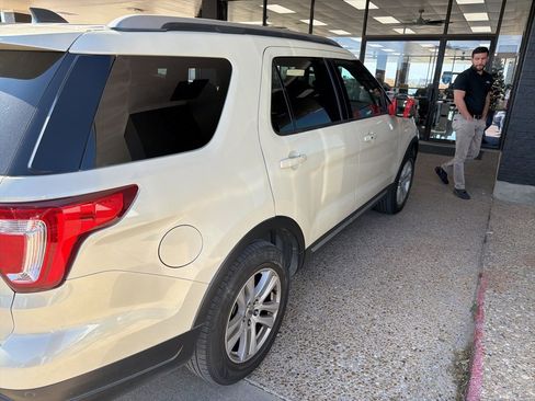 Used 2018 Ford Explorer XLT image 4
