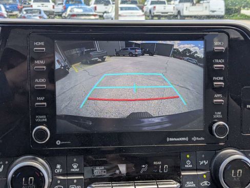 Used 2020 Toyota Highlander XLE AWD/4WD image 22