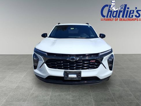 Used 2024 Chevrolet Trax RS w/ Sunroof Package FWD image 2
