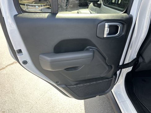 Used 2025 Jeep Gladiator Sport image 21