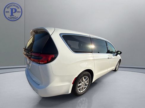 Used 2025 Chrysler Pacifica Select FWD image 7