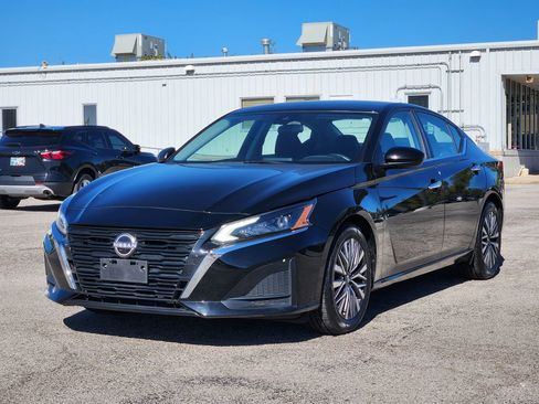 Used 2023 Nissan Altima 2.5 SV image 3