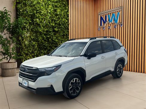 Used 2025 Subaru Forester AWD/4WD image 3
