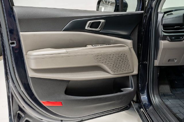 Certified 2025 Kia Carnival FWD image 8