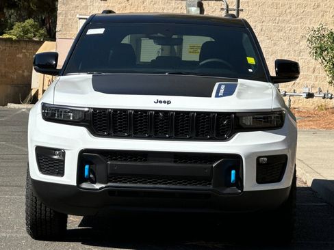 New 2023 Jeep Grand Cherokee Trailhawk w/ Advanced Protech Group II image 8