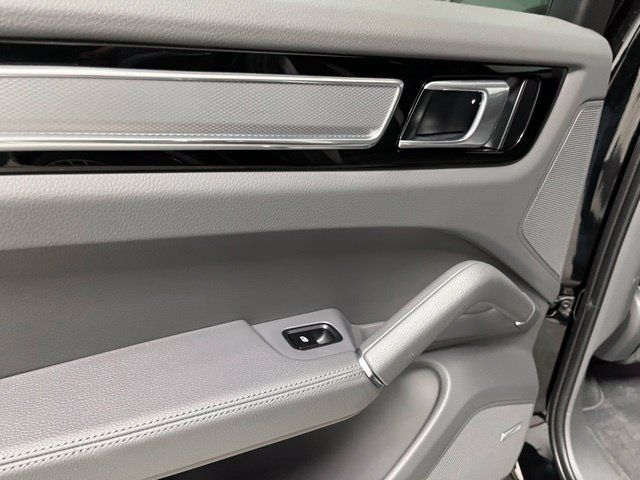 Used 2022 Porsche Cayenne Platinum Edition AWD/4WD image 45