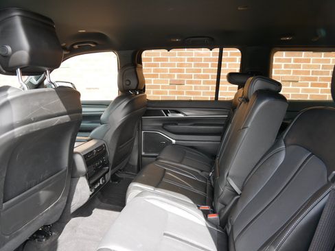 Used 2024 Jeep Wagoneer Series II w/ Convenience Group I AWD/4WD image 10