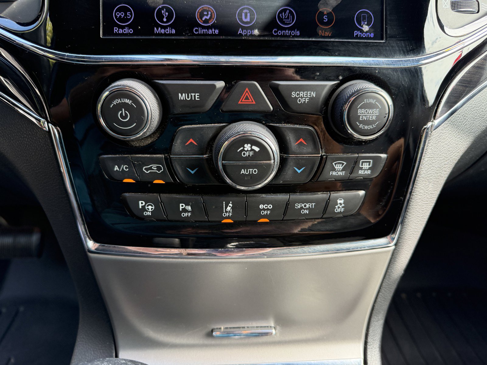 Used 2019 Jeep Grand Cherokee Overland AWD/4WD image 23