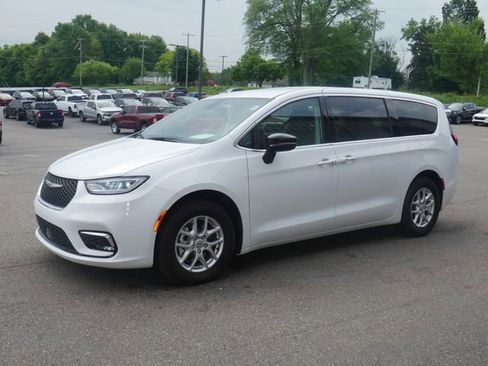 Used 2024 Chrysler Pacifica Touring-L FWD image 7