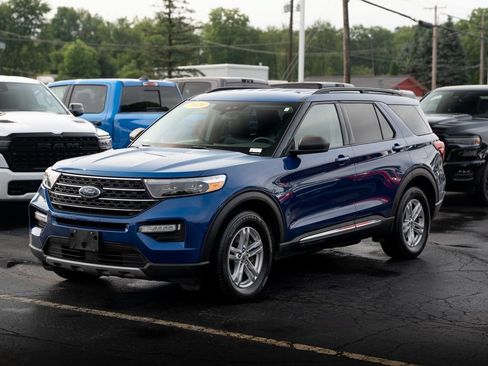 Used 2020 Ford Explorer XLT w/ Equipment Group 202A AWD/4WD image 2