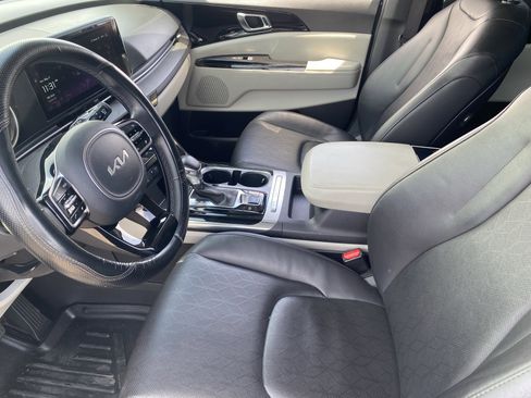 Used 2024 Kia Carnival EX FWD image 18