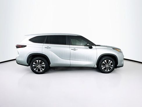 Used 2023 Toyota Highlander XLE image 11