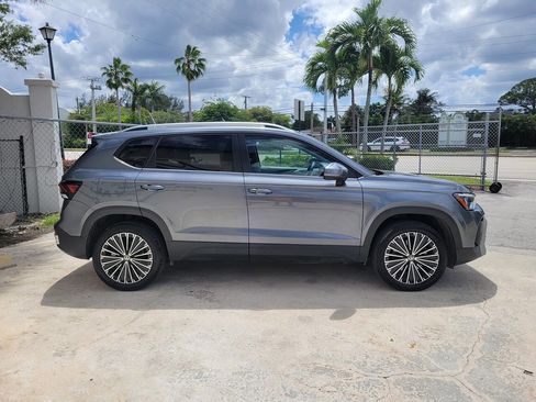 Used 2025 Volkswagen Taos SE FWD image 4