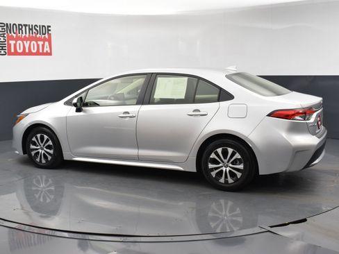 Used 2022 Toyota Corolla LE image 2