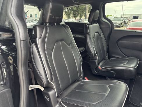 Used 2025 Chrysler Pacifica Limited FWD image 28