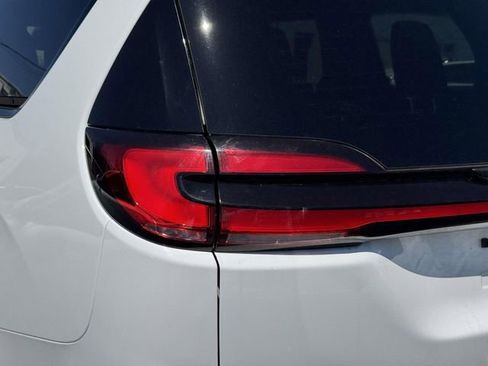 Used 2024 Chrysler Pacifica Limited FWD image 13