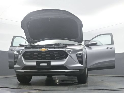 Used 2025 Chevrolet Trax LT w/ LT Convenience Package FWD image 56